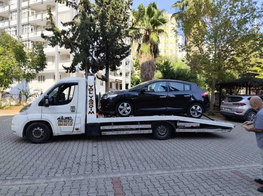 Siyah hatchback otomobili taşıyan Özerler çekicisi