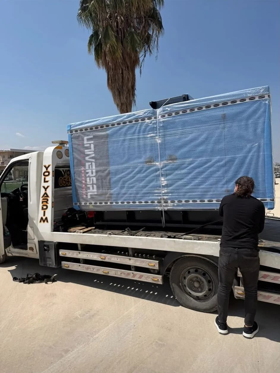 Koruyucu ambalajlı jeneratörün çekici platformunda taşınması