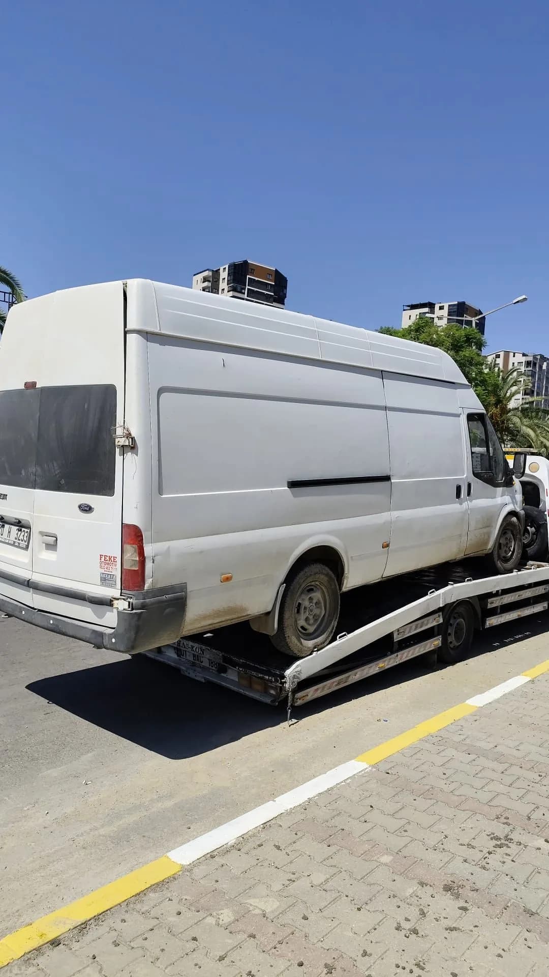 Platformlu çekici üzerindeki beyaz panelvan